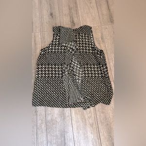 Who what wear brand xl beautiful blouse. Green black cream pattern.